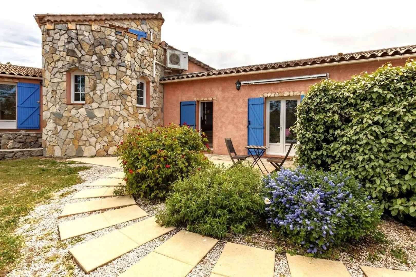 La Rose Des Vents Bed & Breakfast Neoules 0*,  France